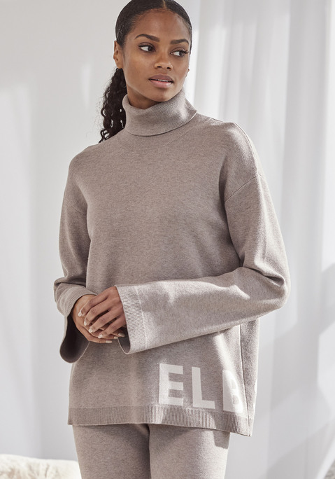 Bild: Sweater von Elbsand: Locker geschnittener Strickpullover von Elbsand. Rollkragen. Mit eingestricktem Logo. Als Home- und Streetwear ideal. Weiche, elastische Qualität mit Viskose aus verbesserter Rohstoffbeschaffung.
