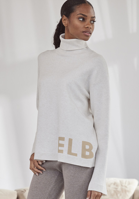 Bild: Sweater von Elbsand: Locker geschnittener Strickpullover von Elbsand. Rollkragen. Mit eingestricktem Logo. Als Home- und Streetwear ideal. Weiche, elastische Qualität mit Viskose aus verbesserter Rohstoffbeschaffung.