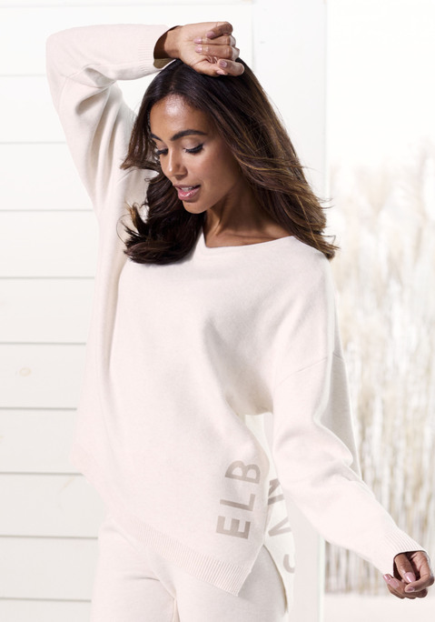 Bild: Sweater von Elbsand: Weicher Oversize-Pullover von Elbsand. V-Ausschnitt. Lange Ärmel mit überschnittenen Schulternähten. Gerader Saum mit verlängerter Rückseite und Seitennahtschlitzen. Lockere Oversize-Passform. Angenehm zu tragende Strickware mit hohem Viskose-Anteil.