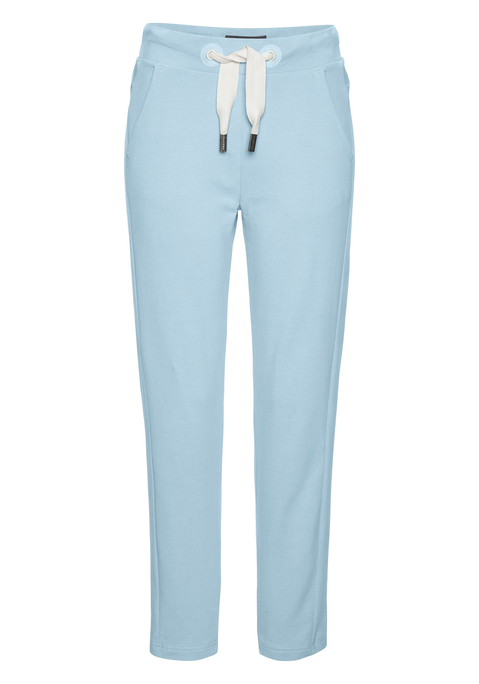 Bild: Sweathose von Elbsand: <h3>Die perfekte Sweathose von <strong>Elbsand</strong></h3>
<p>
Die Sweathose von <strong>Elbsand</strong> überzeugt durch ihren breiten Gummibund mit Kordel, der nicht nur für optimalen Halt sorgt, sondern auch einen lässigen Look verleiht. Ein besonderes Highlight sind die praktischen seitlichen Eingrifftaschen, die ausreichend Platz für kleine Essentials bieten. Die lässige Passform macht sie zum idealen Begleiter für entspannte Tage, während der umsäumte Beinabschluss der Hose eine elegante Note verleiht.
</p>

<h4>Artikeldetails und Mehrwerte</h4>
<p>
Die bequeme Jogginghose besticht durch ihre figurumspielende Silhouette, die sowohl Bewegungsfreiheit als auch Tragekomfort bietet. Hergestellt aus weicher Sweatware, ist sie angenehm auf der Haut und bietet eine hohe Strapazierfähigkeit. Für die Pflege genügt eine Maschinenwäsche, sodass sie einfach in der Handhabung ist und schnell wieder einsatzbereit ist. Diese Hose eignet sich perfekt für Casual- und Homewear-Outfits und passt sowohl zu Hause als auch beim Ausgehen.
</p>

<h4>Outfit-Tipps und Trageanlässe</h4>
<p>
Die Relaxhose ist vielseitig kombinierbar. Sie lässt sich perfekt mit einem lässigen T-Shirt oder einem Oversized-Pullover stylen. Für einen sportlichen Touch können Sneakers oder lässige Slipper gewählt werden. Ob beim Workout, beim Entspannen zu Hause oder bei Outdoor-Aktivitäten – diese Hose ist der ideale Begleiter für jede Gelegenheit. Sie bietet nicht nur Komfort, sondern auch Stil, um in der Freizeit immer gut auszusehen.
</p>
<strong>Lässiger Chic: die Sweathose von Elbsand!</strong>