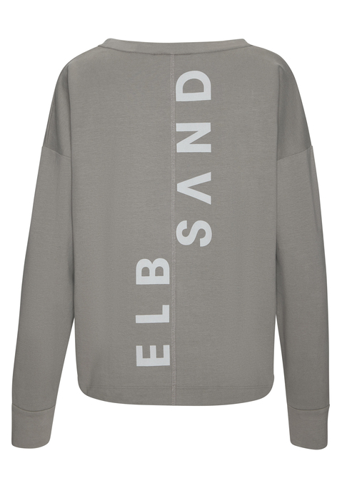 Bild: Sweatshirt von Elbsand: <h3>Das perfekte Sweatshirt für jeden Anlass</h3>
<p>
Das Sweatshirt von <strong>Elbsand</strong> begeistert durch seinen runden Halsausschnitt, der dem Design eine elegante Note verleiht. Die überschnittenen Schultern und die langen Ärmel sorgen für einen lässigen Look, der sowohl im Alltag als auch in der Freizeit stilvoll getragen werden kann. Ein gerader Rollsaum rundet das Design ab und verleiht dem Sweatshirt eine besondere Ausstrahlung.
</p>

<h4>Details und Vorteile des Raina Sweatshirts</h4>
<p>
Das Sweatshirt überzeugt durch eine figurumspielende Passform, die eine angenehme Silhouette zaubert. Die leichte, innen angeraute Qualität sorgt für ein kuscheliges Tragegefühl und eignet sich hervorragend für gemütliche Stunden zu Hause oder für entspannte Ausflüge. Pflegeleicht in der Maschinenwäsche, bleibt das Sweatshirt auch nach vielen Wäschen in Form und Farbe. Mit einem auffälligen Logoprint am Rücken wird zusätzlich ein individueller Akzent gesetzt.
</p>

<h4>Kombinationsmöglichkeiten und Anlässe</h4>
<p>
Der Sweater lässt sich vielseitig kombinieren. Ideal für die Freizeit, kann er mit lässigen Jeans und trendigen Sneakers kombiniert werden, um einen urbanen Look zu kreieren. Für ein sportliches Outfit eignet sich die Kombination mit Jogginghosen oder Leggings. Auch im Fitnessstudio oder beim Joggen kann das Sweatshirt getragen werden, um stylisch und bequem durch den Tag zu kommen. Accessoires wie Caps oder lässige Rucksäcke ergänzen den Look perfekt.
</p>
<p>
Das Sweatshirt von <strong>Elbsand</strong> bringt frischen Wind in die Garderobe!
</p>