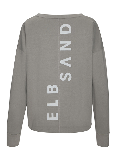 Bild: Sweatshirt von Elbsand: <h3>Das perfekte Sweatshirt für jeden Anlass</h3>
<p>
Das Sweatshirt von <strong>Elbsand</strong> begeistert durch seinen runden Halsausschnitt, der dem Design eine elegante Note verleiht. Die überschnittenen Schultern und die langen Ärmel sorgen für einen lässigen Look, der sowohl im Alltag als auch in der Freizeit stilvoll getragen werden kann. Ein gerader Rollsaum rundet das Design ab und verleiht dem Sweatshirt eine besondere Ausstrahlung.
</p>

<h4>Details und Vorteile des Raina Sweatshirts</h4>
<p>
Das Sweatshirt überzeugt durch eine figurumspielende Passform, die eine angenehme Silhouette zaubert. Die leichte, innen angeraute Qualität sorgt für ein kuscheliges Tragegefühl und eignet sich hervorragend für gemütliche Stunden zu Hause oder für entspannte Ausflüge. Pflegeleicht in der Maschinenwäsche, bleibt das Sweatshirt auch nach vielen Wäschen in Form und Farbe. Mit einem auffälligen Logoprint am Rücken wird zusätzlich ein individueller Akzent gesetzt.
</p>

<h4>Kombinationsmöglichkeiten und Anlässe</h4>
<p>
Der Sweater lässt sich vielseitig kombinieren. Ideal für die Freizeit, kann er mit lässigen Jeans und trendigen Sneakers kombiniert werden, um einen urbanen Look zu kreieren. Für ein sportliches Outfit eignet sich die Kombination mit Jogginghosen oder Leggings. Auch im Fitnessstudio oder beim Joggen kann das Sweatshirt getragen werden, um stylisch und bequem durch den Tag zu kommen. Accessoires wie Caps oder lässige Rucksäcke ergänzen den Look perfekt.
</p>
<p>
Das Sweatshirt von <strong>Elbsand</strong> bringt frischen Wind in die Garderobe!
</p>