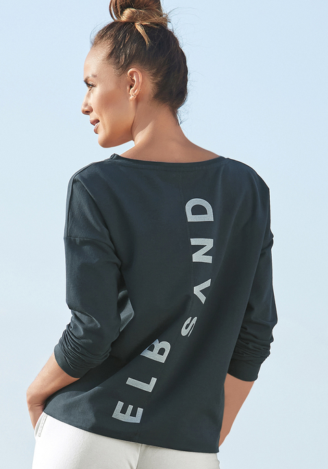 Bild: Sweatshirt von Elbsand: <h3>Das perfekte Sweatshirt für jeden Anlass</h3>
<p>
Das Sweatshirt von <strong>Elbsand</strong> begeistert durch seinen runden Halsausschnitt, der dem Design eine elegante Note verleiht. Die überschnittenen Schultern und die langen Ärmel sorgen für einen lässigen Look, der sowohl im Alltag als auch in der Freizeit stilvoll getragen werden kann. Ein gerader Rollsaum rundet das Design ab und verleiht dem Sweatshirt eine besondere Ausstrahlung.
</p>

<h4>Details und Vorteile des Raina Sweatshirts</h4>
<p>
Das Sweatshirt überzeugt durch eine figurumspielende Passform, die eine angenehme Silhouette zaubert. Die leichte, innen angeraute Qualität sorgt für ein kuscheliges Tragegefühl und eignet sich hervorragend für gemütliche Stunden zu Hause oder für entspannte Ausflüge. Pflegeleicht in der Maschinenwäsche, bleibt das Sweatshirt auch nach vielen Wäschen in Form und Farbe. Mit einem auffälligen Logoprint am Rücken wird zusätzlich ein individueller Akzent gesetzt.
</p>

<h4>Kombinationsmöglichkeiten und Anlässe</h4>
<p>
Der Sweater lässt sich vielseitig kombinieren. Ideal für die Freizeit, kann er mit lässigen Jeans und trendigen Sneakers kombiniert werden, um einen urbanen Look zu kreieren. Für ein sportliches Outfit eignet sich die Kombination mit Jogginghosen oder Leggings. Auch im Fitnessstudio oder beim Joggen kann das Sweatshirt getragen werden, um stylisch und bequem durch den Tag zu kommen. Accessoires wie Caps oder lässige Rucksäcke ergänzen den Look perfekt.
</p>
<p>
Das Sweatshirt von <strong>Elbsand</strong> bringt frischen Wind in die Garderobe!
</p>