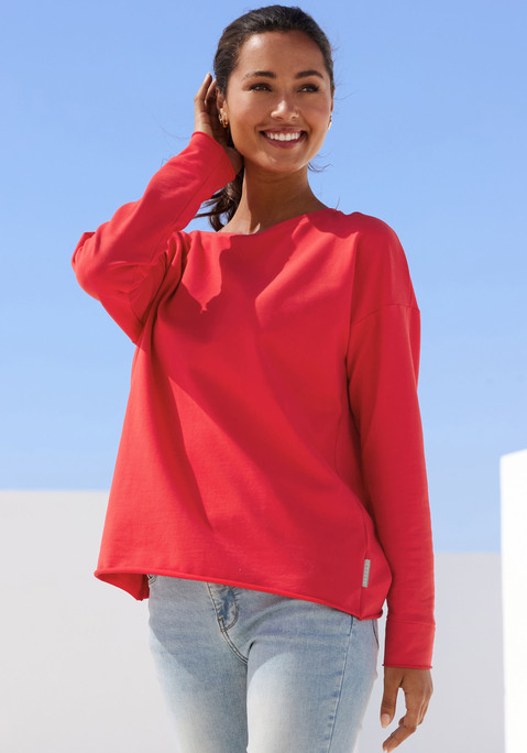 Bild: Sweatshirt von Elbsand: <h3>Das perfekte Sweatshirt für jeden Anlass</h3>
<p>
Das Sweatshirt von <strong>Elbsand</strong> begeistert durch seinen runden Halsausschnitt, der dem Design eine elegante Note verleiht. Die überschnittenen Schultern und die langen Ärmel sorgen für einen lässigen Look, der sowohl im Alltag als auch in der Freizeit stilvoll getragen werden kann. Ein gerader Rollsaum rundet das Design ab und verleiht dem Sweatshirt eine besondere Ausstrahlung.
</p>

<h4>Details und Vorteile des Raina Sweatshirts</h4>
<p>
Das Sweatshirt überzeugt durch eine figurumspielende Passform, die eine angenehme Silhouette zaubert. Die leichte, innen angeraute Qualität sorgt für ein kuscheliges Tragegefühl und eignet sich hervorragend für gemütliche Stunden zu Hause oder für entspannte Ausflüge. Pflegeleicht in der Maschinenwäsche, bleibt das Sweatshirt auch nach vielen Wäschen in Form und Farbe. Mit einem auffälligen Logoprint am Rücken wird zusätzlich ein individueller Akzent gesetzt.
</p>

<h4>Kombinationsmöglichkeiten und Anlässe</h4>
<p>
Der Sweater lässt sich vielseitig kombinieren. Ideal für die Freizeit, kann er mit lässigen Jeans und trendigen Sneakers kombiniert werden, um einen urbanen Look zu kreieren. Für ein sportliches Outfit eignet sich die Kombination mit Jogginghosen oder Leggings. Auch im Fitnessstudio oder beim Joggen kann das Sweatshirt getragen werden, um stylisch und bequem durch den Tag zu kommen. Accessoires wie Caps oder lässige Rucksäcke ergänzen den Look perfekt.
</p>
<p>
Das Sweatshirt von <strong>Elbsand</strong> bringt frischen Wind in die Garderobe!
</p>