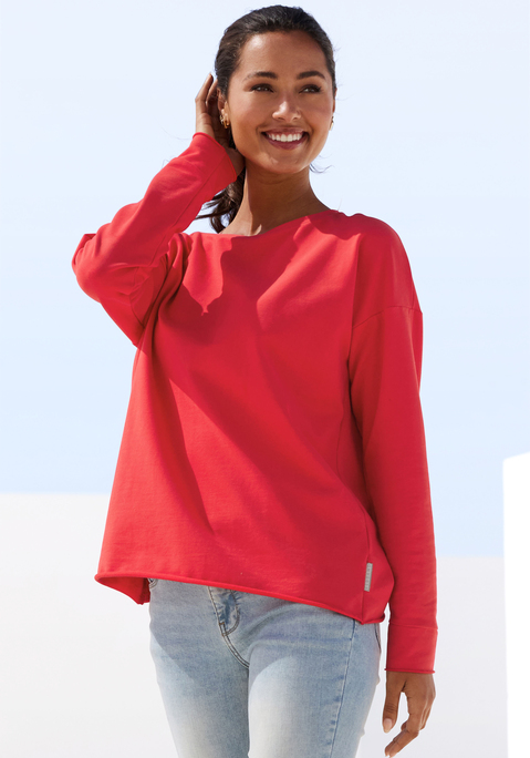 Bild: Sweatshirt von Elbsand: <h3>Das perfekte Sweatshirt für jeden Anlass</h3>
<p>
Das Sweatshirt von <strong>Elbsand</strong> begeistert durch seinen runden Halsausschnitt, der dem Design eine elegante Note verleiht. Die überschnittenen Schultern und die langen Ärmel sorgen für einen lässigen Look, der sowohl im Alltag als auch in der Freizeit stilvoll getragen werden kann. Ein gerader Rollsaum rundet das Design ab und verleiht dem Sweatshirt eine besondere Ausstrahlung.
</p>

<h4>Details und Vorteile des Raina Sweatshirts</h4>
<p>
Das Sweatshirt überzeugt durch eine figurumspielende Passform, die eine angenehme Silhouette zaubert. Die leichte, innen angeraute Qualität sorgt für ein kuscheliges Tragegefühl und eignet sich hervorragend für gemütliche Stunden zu Hause oder für entspannte Ausflüge. Pflegeleicht in der Maschinenwäsche, bleibt das Sweatshirt auch nach vielen Wäschen in Form und Farbe. Mit einem auffälligen Logoprint am Rücken wird zusätzlich ein individueller Akzent gesetzt.
</p>

<h4>Kombinationsmöglichkeiten und Anlässe</h4>
<p>
Der Sweater lässt sich vielseitig kombinieren. Ideal für die Freizeit, kann er mit lässigen Jeans und trendigen Sneakers kombiniert werden, um einen urbanen Look zu kreieren. Für ein sportliches Outfit eignet sich die Kombination mit Jogginghosen oder Leggings. Auch im Fitnessstudio oder beim Joggen kann das Sweatshirt getragen werden, um stylisch und bequem durch den Tag zu kommen. Accessoires wie Caps oder lässige Rucksäcke ergänzen den Look perfekt.
</p>
<p>
Das Sweatshirt von <strong>Elbsand</strong> bringt frischen Wind in die Garderobe!
</p>