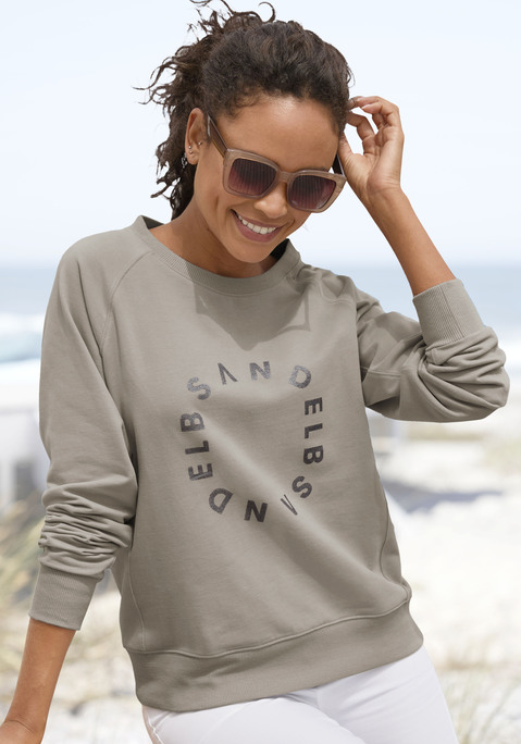 Bild: Sweatshirt von Elbsand: Klassisches Rundhals-Sweatshirt von Elbsand mit leicht glänzendem Logodruck vorn. Gerippte Bündchen und lange Raglanärmel. Leger geschnitten. Weiche Sweatware.