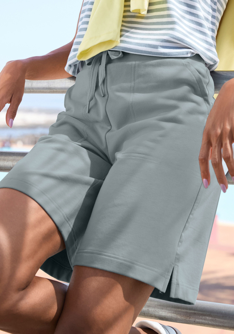 Bild: Sweatshorts von Elbsand: Lässige Sweatshorts von Elbsand in relaxter Bermudalänge. Breiter, elastischer Bund mit Tunnelzug für einen angenehmen Sitz. Saum mit seitlichem Schlitz als schönes Detail. Mit Eingriff- und Gesäßtaschen. Weiche Sweatqualität aus Baumwolle.