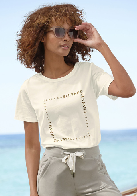Bild: T-Shirt von Elbsand: T-Shirt von Elbsand mit Markenlogoprints auf der Vorderseite. Rundhalsausschnitt mit Rippbündchen. Saum vorn gerade, hinten abgerundet. Weiche Jerseyware.