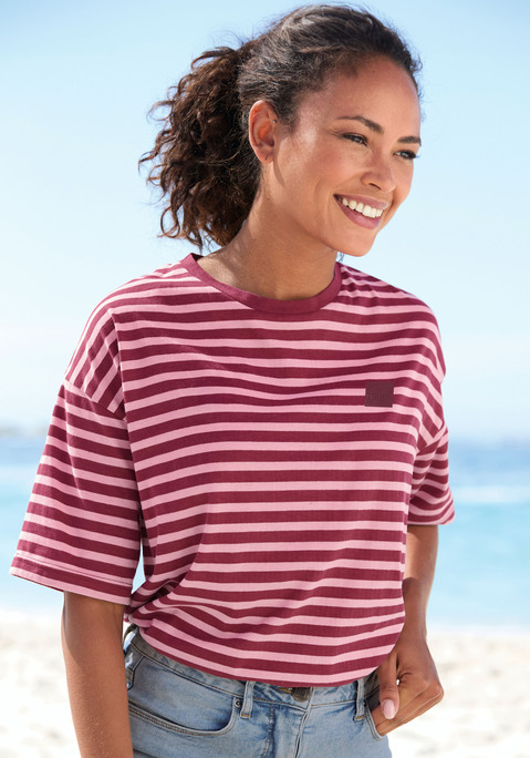 Bild: T-Shirt von Elbsand: Lässiges T-Shirt von Elbsand. Besonders schön: die Streifenoptik und der unifarbene Halsausschnitt. Mit Logobadge auf der Brust. Mit halblangen Ärmeln und überschnittener Schulter. Leichte Oversize-Form für bequemen Sitz. Hochwertige Baumwollmischung.