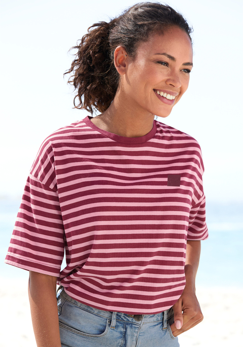 Bild: T-Shirt von Elbsand: Lässiges T-Shirt von Elbsand. Besonders schön: die Streifenoptik und der unifarbene Halsausschnitt. Mit Logobadge auf der Brust. Mit halblangen Ärmeln und überschnittener Schulter. Leichte Oversize-Form für bequemen Sitz. Hochwertige Baumwollmischung.