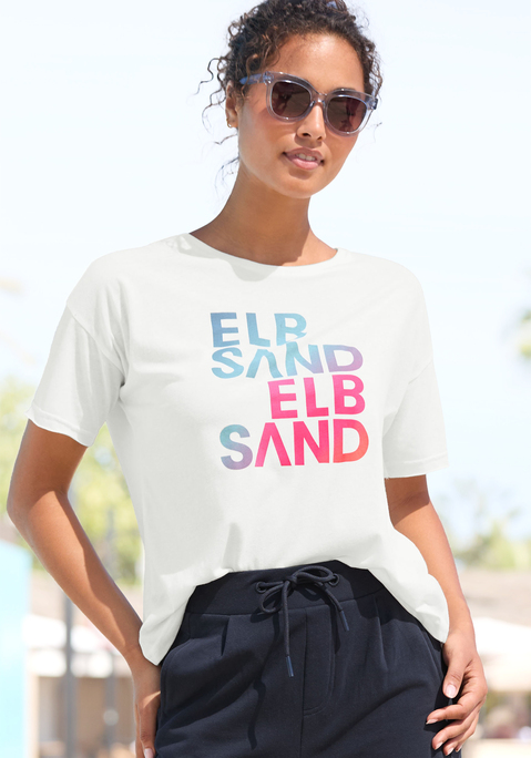 Bild: T-Shirt von Elbsand: Relaxtes wie stilvolles T-Shirt von Elbsand mit farbenfrohem Markenlogo auf der Vorderseite. Horizontale Ziernaht auf dem Rücken als schönes Detail. Lockere Passform. Klassischer Rundhalsausschnitt. Schön für die Freizeit. Softe Baumwollmischung.