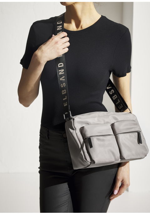 Bild: Umhängetasche von Elbsand: Modische Handtasche von Elbsand. Verstellbarer Schulterriemen und Logoprint. Kleine Innentasche und zwei zusätzliche Reißverschlusstaschen zum Verstauen. Wertet jedes Outfit auf und ist optimal für den Urlaub oder einen Stadtbummel.