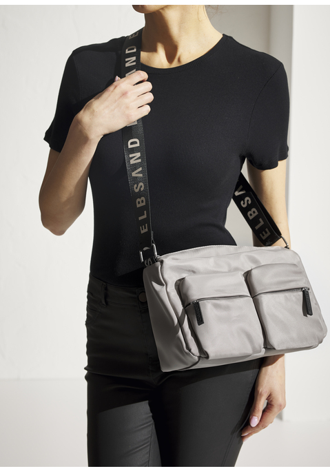 Bild: Umhängetasche von Elbsand: Modische Handtasche von Elbsand. Verstellbarer Schulterriemen und Logoprint. Kleine Innentasche und zwei zusätzliche Reißverschlusstaschen zum Verstauen. Wertet jedes Outfit auf und ist optimal für den Urlaub oder einen Stadtbummel.