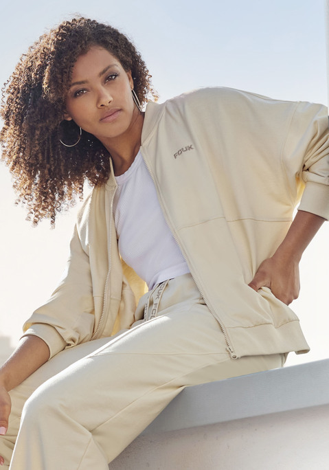 Bild: Sweatjacke von FCUK: Coole Sweatjacke von FCUK. Gerippter Collegekragen. Durchgehender Reißverschluss. Rippstrickbündchen an den Säumen. Kleiner Markendruck vorn. Weiche Sweatware.