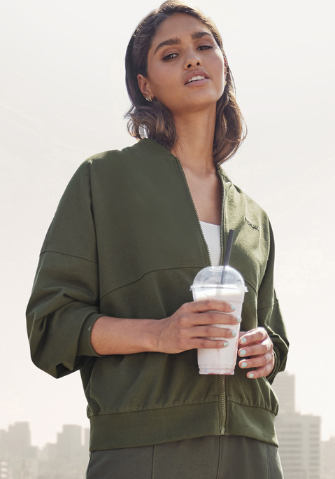 Bild: Sweatjacke von FCUK: Coole Sweatjacke von FCUK. Gerippter Collegekragen. Durchgehender Reißverschluss. Rippstrickbündchen an den Säumen. Kleiner Markendruck vorn. Weiche Sweatware.