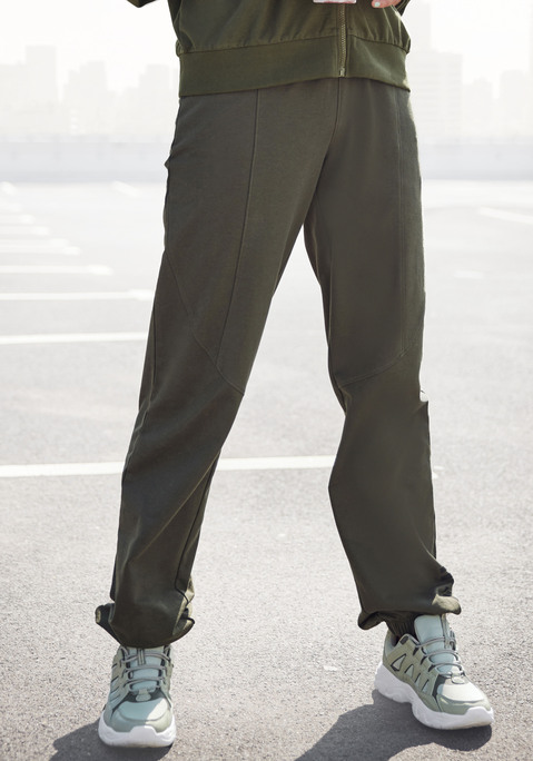 Bild: Sweatpants von FCUK: Coole Sweathose von FCUK. Tunnelzugbund, Eingrifftaschen und elastische Saumbündchen. Großer Markenschriftzug am linken Hosenbein. Figurumspielende, gerade Passform. Weiche Sweatware.