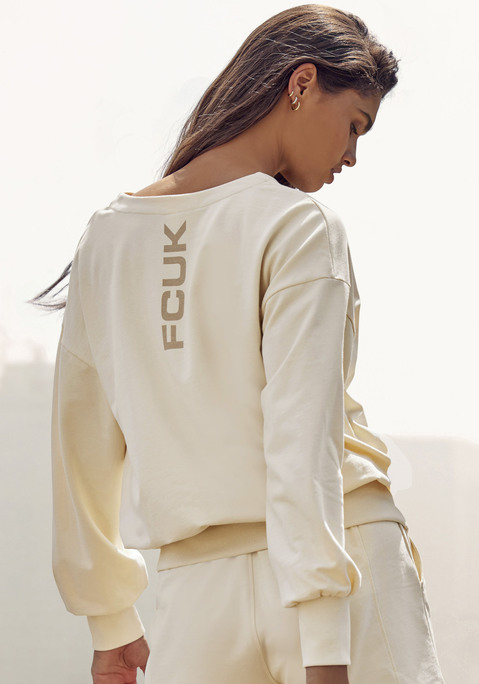Bild: Sweatshirt von FCUK: Sweatshirt von FCUK. Aufspringender V-Ausschnitt. Breite Saumbündchen. Großer Markenschriftzug hinten. Figurumspielende Passform. Weiche Sweatware.
