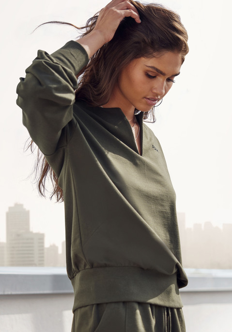 Bild: Sweatshirt von FCUK: Sweatshirt von FCUK. Aufspringender V-Ausschnitt. Breite Saumbündchen. Großer Markenschriftzug hinten. Figurumspielende Passform. Weiche Sweatware.