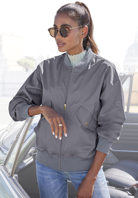 Bild: Blouson von French Connection: Blouson von French Connection. Rippstrick-Collegekragen und Rippstrick-Saumbündchen. Durchgehender 2-Wege-Reißverschluss. Pattentaschen mit Druckknopf. Figurumspielende Passform. Solider Webstoff aus 100% Baumwolle, Futter: 85% Polyester, 15% Baumwolle.