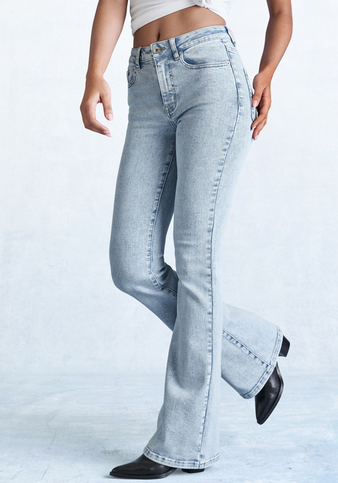 Bild: Bootcut-Jeans von French Connection: Trendige Bootcut-Jeans von French Connection mit normaler Leibhöhe. Klassischer 5-Pocket-Style. Individuelles Styling dank Gürtelschlaufen. Passt gut zu lässigen Looks. Optimale Bewegungsfreiheit dank elastischem Material.