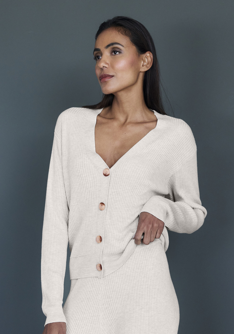 Bild: Cardigan von French Connection: Lounge-Cardigan von French Connection aus weichem Rippstrick. Durchgehende Knopfleiste mit Knöpfen mit Logoprägung als schönem Detail. Lange Ärmel mit überschnittenen Schultern schaffen eine entspannte Silhouette. Hochwertige und softe Qualität aus einer Viskosemischung.