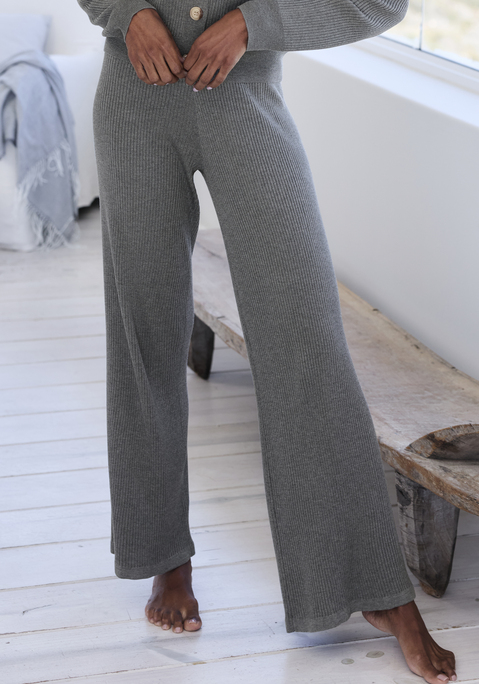 Bild: Loungehose von French Connection: Bequeme Loungehose von French Connection aus weichem Rippstrick. Angenehm luftiger Tragekomfort dank weitem Bein. Elastischer Bund mit Kordelzug für einen optimalen Sitz. Hochwertige und softe Qualität aus einer Viskosemischung.
