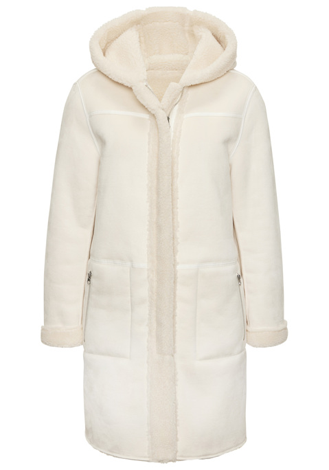 Bild: Lederimitatjacke von French Connection: <h3>Stylische Lederimitatjacke mit Kapuze von <strong>French Connection</strong></h3>
<p>
Die Jacke aus hochwertigem Wildlederimitat besticht durch ihren modernen Look und die praktische Kapuze. Dank des weichen, wärmenden Materials in Lammfelloptik bietet sie nicht nur einen tollen Tragekomfort, sondern hebt sich auch durch ihr einzigartiges Design von anderen Modellen ab. Die Jacke vereint Funktionalität und Stil und wird zum perfekten Begleiter für die kühleren Tage.
</p>

<h4>Details und Mehrwerte der Jacke</h4>
<p>
Dieser figurumspielende Mantel verfügt über praktische seitliche Eingrifftaschen mit Reißverschluss, die zusätzlichen Stauraum für kleine Essentials bieten. Der innovative 2-Wege Reißverschluss ermöglicht eine flexible Anpassung an die gewünschte Passform und sorgt für einen lässigen Look. Das Teddyfplüschfutter auf der Innenseite sorgt für angenehme Wärme und macht die Jacke ideal für den Alltag. Die Kombination aus Casual-Stil und durchdachten Details macht sie zu einem Must-have.
</p>

<h4>Outfit-Tipps und Trageanlässe</h4>
<p>
Die Lederimitatjacke von <strong>French Connection</strong> lässt sich hervorragend zu lässigen Streetwear-Looks kombinieren. Ob über einem einfachen T-Shirt oder einem lässigen Hoodie, sie verleiht jedem Outfit das gewisse Etwas. Besonders gut passt sie zu Sneakern oder Ankle-Boots, die den urbanen Stil unterstreichen. Die Jacke eignet sich perfekt für Freizeitaktivitäten, entspannte Treffen mit Freunden oder auch für einen Spaziergang im Park. Sie ist vielseitig einsetzbar und bringt sowohl Komfort als auch Stil in den Alltag.
</p>

<p>
Mit dieser Jacke von <strong>French Connection</strong> wird jeder Look zum Hingucker – Stil und Wärme vereinen sich perfekt!
</p>