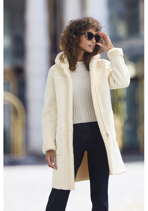 Bild: Lederimitatjacke von French Connection: <h3>Stylische Lederimitatjacke mit Kapuze von <strong>French Connection</strong></h3>
<p>
Die Jacke aus hochwertigem Wildlederimitat besticht durch ihren modernen Look und die praktische Kapuze. Dank des weichen, wärmenden Materials in Lammfelloptik bietet sie nicht nur einen tollen Tragekomfort, sondern hebt sich auch durch ihr einzigartiges Design von anderen Modellen ab. Die Jacke vereint Funktionalität und Stil und wird zum perfekten Begleiter für die kühleren Tage.
</p>

<h4>Details und Mehrwerte der Jacke</h4>
<p>
Dieser figurumspielende Mantel verfügt über praktische seitliche Eingrifftaschen mit Reißverschluss, die zusätzlichen Stauraum für kleine Essentials bieten. Der innovative 2-Wege Reißverschluss ermöglicht eine flexible Anpassung an die gewünschte Passform und sorgt für einen lässigen Look. Das Teddyfplüschfutter auf der Innenseite sorgt für angenehme Wärme und macht die Jacke ideal für den Alltag. Die Kombination aus Casual-Stil und durchdachten Details macht sie zu einem Must-have.
</p>

<h4>Outfit-Tipps und Trageanlässe</h4>
<p>
Die Lederimitatjacke von <strong>French Connection</strong> lässt sich hervorragend zu lässigen Streetwear-Looks kombinieren. Ob über einem einfachen T-Shirt oder einem lässigen Hoodie, sie verleiht jedem Outfit das gewisse Etwas. Besonders gut passt sie zu Sneakern oder Ankle-Boots, die den urbanen Stil unterstreichen. Die Jacke eignet sich perfekt für Freizeitaktivitäten, entspannte Treffen mit Freunden oder auch für einen Spaziergang im Park. Sie ist vielseitig einsetzbar und bringt sowohl Komfort als auch Stil in den Alltag.
</p>

<p>
Mit dieser Jacke von <strong>French Connection</strong> wird jeder Look zum Hingucker – Stil und Wärme vereinen sich perfekt!
</p>