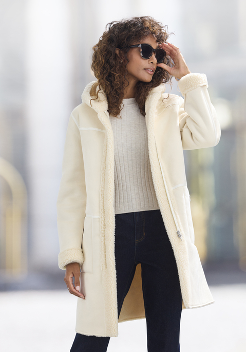 Bild: Lederimitatjacke von French Connection: <h3>Stylische Lederimitatjacke mit Kapuze von <strong>French Connection</strong></h3>
<p>
Die Jacke aus hochwertigem Wildlederimitat besticht durch ihren modernen Look und die praktische Kapuze. Dank des weichen, wärmenden Materials in Lammfelloptik bietet sie nicht nur einen tollen Tragekomfort, sondern hebt sich auch durch ihr einzigartiges Design von anderen Modellen ab. Die Jacke vereint Funktionalität und Stil und wird zum perfekten Begleiter für die kühleren Tage.
</p>

<h4>Details und Mehrwerte der Jacke</h4>
<p>
Dieser figurumspielende Mantel verfügt über praktische seitliche Eingrifftaschen mit Reißverschluss, die zusätzlichen Stauraum für kleine Essentials bieten. Der innovative 2-Wege Reißverschluss ermöglicht eine flexible Anpassung an die gewünschte Passform und sorgt für einen lässigen Look. Das Teddyfplüschfutter auf der Innenseite sorgt für angenehme Wärme und macht die Jacke ideal für den Alltag. Die Kombination aus Casual-Stil und durchdachten Details macht sie zu einem Must-have.
</p>

<h4>Outfit-Tipps und Trageanlässe</h4>
<p>
Die Lederimitatjacke von <strong>French Connection</strong> lässt sich hervorragend zu lässigen Streetwear-Looks kombinieren. Ob über einem einfachen T-Shirt oder einem lässigen Hoodie, sie verleiht jedem Outfit das gewisse Etwas. Besonders gut passt sie zu Sneakern oder Ankle-Boots, die den urbanen Stil unterstreichen. Die Jacke eignet sich perfekt für Freizeitaktivitäten, entspannte Treffen mit Freunden oder auch für einen Spaziergang im Park. Sie ist vielseitig einsetzbar und bringt sowohl Komfort als auch Stil in den Alltag.
</p>

<p>
Mit dieser Jacke von <strong>French Connection</strong> wird jeder Look zum Hingucker – Stil und Wärme vereinen sich perfekt!
</p>