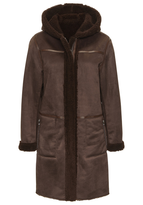 Bild: Lederimitatjacke von French Connection: <h3>Stylische Lederimitatjacke mit Kapuze von <strong>French Connection</strong></h3>
<p>
Die Jacke aus hochwertigem Wildlederimitat besticht durch ihren modernen Look und die praktische Kapuze. Dank des weichen, wärmenden Materials in Lammfelloptik bietet sie nicht nur einen tollen Tragekomfort, sondern hebt sich auch durch ihr einzigartiges Design von anderen Modellen ab. Die Jacke vereint Funktionalität und Stil und wird zum perfekten Begleiter für die kühleren Tage.
</p>

<h4>Details und Mehrwerte der Jacke</h4>
<p>
Dieser figurumspielende Mantel verfügt über praktische seitliche Eingrifftaschen mit Reißverschluss, die zusätzlichen Stauraum für kleine Essentials bieten. Der innovative 2-Wege Reißverschluss ermöglicht eine flexible Anpassung an die gewünschte Passform und sorgt für einen lässigen Look. Das Teddyfplüschfutter auf der Innenseite sorgt für angenehme Wärme und macht die Jacke ideal für den Alltag. Die Kombination aus Casual-Stil und durchdachten Details macht sie zu einem Must-have.
</p>

<h4>Outfit-Tipps und Trageanlässe</h4>
<p>
Die Lederimitatjacke von <strong>French Connection</strong> lässt sich hervorragend zu lässigen Streetwear-Looks kombinieren. Ob über einem einfachen T-Shirt oder einem lässigen Hoodie, sie verleiht jedem Outfit das gewisse Etwas. Besonders gut passt sie zu Sneakern oder Ankle-Boots, die den urbanen Stil unterstreichen. Die Jacke eignet sich perfekt für Freizeitaktivitäten, entspannte Treffen mit Freunden oder auch für einen Spaziergang im Park. Sie ist vielseitig einsetzbar und bringt sowohl Komfort als auch Stil in den Alltag.
</p>

<p>
Mit dieser Jacke von <strong>French Connection</strong> wird jeder Look zum Hingucker – Stil und Wärme vereinen sich perfekt!
</p>
