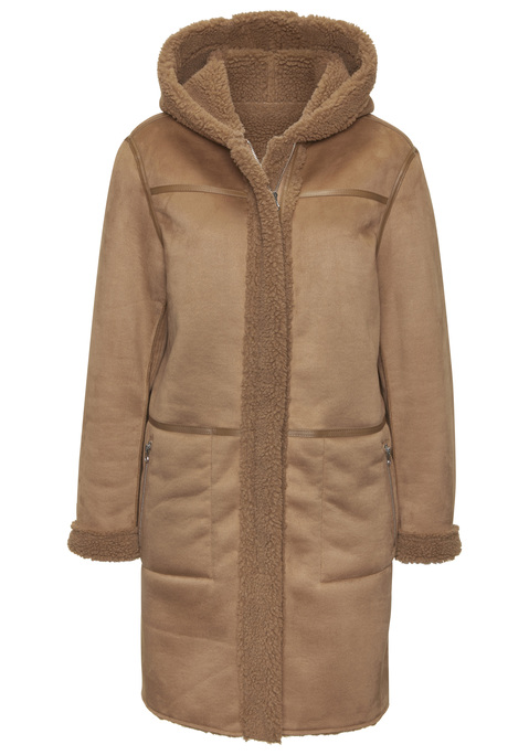 Bild: Lederimitatjacke von French Connection: <h3>Stylische Lederimitatjacke mit Kapuze von <strong>French Connection</strong></h3>
<p>
Die Jacke aus hochwertigem Wildlederimitat besticht durch ihren modernen Look und die praktische Kapuze. Dank des weichen, wärmenden Materials in Lammfelloptik bietet sie nicht nur einen tollen Tragekomfort, sondern hebt sich auch durch ihr einzigartiges Design von anderen Modellen ab. Die Jacke vereint Funktionalität und Stil und wird zum perfekten Begleiter für die kühleren Tage.
</p>

<h4>Details und Mehrwerte der Jacke</h4>
<p>
Dieser figurumspielende Mantel verfügt über praktische seitliche Eingrifftaschen mit Reißverschluss, die zusätzlichen Stauraum für kleine Essentials bieten. Der innovative 2-Wege Reißverschluss ermöglicht eine flexible Anpassung an die gewünschte Passform und sorgt für einen lässigen Look. Das Teddyfplüschfutter auf der Innenseite sorgt für angenehme Wärme und macht die Jacke ideal für den Alltag. Die Kombination aus Casual-Stil und durchdachten Details macht sie zu einem Must-have.
</p>

<h4>Outfit-Tipps und Trageanlässe</h4>
<p>
Die Lederimitatjacke von <strong>French Connection</strong> lässt sich hervorragend zu lässigen Streetwear-Looks kombinieren. Ob über einem einfachen T-Shirt oder einem lässigen Hoodie, sie verleiht jedem Outfit das gewisse Etwas. Besonders gut passt sie zu Sneakern oder Ankle-Boots, die den urbanen Stil unterstreichen. Die Jacke eignet sich perfekt für Freizeitaktivitäten, entspannte Treffen mit Freunden oder auch für einen Spaziergang im Park. Sie ist vielseitig einsetzbar und bringt sowohl Komfort als auch Stil in den Alltag.
</p>

<p>
Mit dieser Jacke von <strong>French Connection</strong> wird jeder Look zum Hingucker – Stil und Wärme vereinen sich perfekt!
</p>