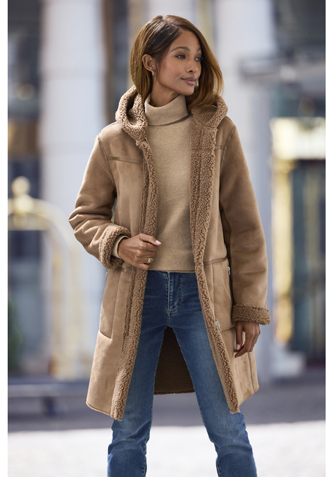 Bild: Lederimitatjacke von French Connection: <h3>Stylische Lederimitatjacke mit Kapuze von <strong>French Connection</strong></h3>
<p>
Die Jacke aus hochwertigem Wildlederimitat besticht durch ihren modernen Look und die praktische Kapuze. Dank des weichen, wärmenden Materials in Lammfelloptik bietet sie nicht nur einen tollen Tragekomfort, sondern hebt sich auch durch ihr einzigartiges Design von anderen Modellen ab. Die Jacke vereint Funktionalität und Stil und wird zum perfekten Begleiter für die kühleren Tage.
</p>

<h4>Details und Mehrwerte der Jacke</h4>
<p>
Dieser figurumspielende Mantel verfügt über praktische seitliche Eingrifftaschen mit Reißverschluss, die zusätzlichen Stauraum für kleine Essentials bieten. Der innovative 2-Wege Reißverschluss ermöglicht eine flexible Anpassung an die gewünschte Passform und sorgt für einen lässigen Look. Das Teddyfplüschfutter auf der Innenseite sorgt für angenehme Wärme und macht die Jacke ideal für den Alltag. Die Kombination aus Casual-Stil und durchdachten Details macht sie zu einem Must-have.
</p>

<h4>Outfit-Tipps und Trageanlässe</h4>
<p>
Die Lederimitatjacke von <strong>French Connection</strong> lässt sich hervorragend zu lässigen Streetwear-Looks kombinieren. Ob über einem einfachen T-Shirt oder einem lässigen Hoodie, sie verleiht jedem Outfit das gewisse Etwas. Besonders gut passt sie zu Sneakern oder Ankle-Boots, die den urbanen Stil unterstreichen. Die Jacke eignet sich perfekt für Freizeitaktivitäten, entspannte Treffen mit Freunden oder auch für einen Spaziergang im Park. Sie ist vielseitig einsetzbar und bringt sowohl Komfort als auch Stil in den Alltag.
</p>

<p>
Mit dieser Jacke von <strong>French Connection</strong> wird jeder Look zum Hingucker – Stil und Wärme vereinen sich perfekt!
</p>