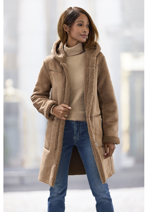 Bild: Lederimitatjacke von French Connection: <h3>Stylische Lederimitatjacke mit Kapuze von <strong>French Connection</strong></h3>
<p>
Die Jacke aus hochwertigem Wildlederimitat besticht durch ihren modernen Look und die praktische Kapuze. Dank des weichen, wärmenden Materials in Lammfelloptik bietet sie nicht nur einen tollen Tragekomfort, sondern hebt sich auch durch ihr einzigartiges Design von anderen Modellen ab. Die Jacke vereint Funktionalität und Stil und wird zum perfekten Begleiter für die kühleren Tage.
</p>

<h4>Details und Mehrwerte der Jacke</h4>
<p>
Dieser figurumspielende Mantel verfügt über praktische seitliche Eingrifftaschen mit Reißverschluss, die zusätzlichen Stauraum für kleine Essentials bieten. Der innovative 2-Wege Reißverschluss ermöglicht eine flexible Anpassung an die gewünschte Passform und sorgt für einen lässigen Look. Das Teddyfplüschfutter auf der Innenseite sorgt für angenehme Wärme und macht die Jacke ideal für den Alltag. Die Kombination aus Casual-Stil und durchdachten Details macht sie zu einem Must-have.
</p>

<h4>Outfit-Tipps und Trageanlässe</h4>
<p>
Die Lederimitatjacke von <strong>French Connection</strong> lässt sich hervorragend zu lässigen Streetwear-Looks kombinieren. Ob über einem einfachen T-Shirt oder einem lässigen Hoodie, sie verleiht jedem Outfit das gewisse Etwas. Besonders gut passt sie zu Sneakern oder Ankle-Boots, die den urbanen Stil unterstreichen. Die Jacke eignet sich perfekt für Freizeitaktivitäten, entspannte Treffen mit Freunden oder auch für einen Spaziergang im Park. Sie ist vielseitig einsetzbar und bringt sowohl Komfort als auch Stil in den Alltag.
</p>

<p>
Mit dieser Jacke von <strong>French Connection</strong> wird jeder Look zum Hingucker – Stil und Wärme vereinen sich perfekt!
</p>