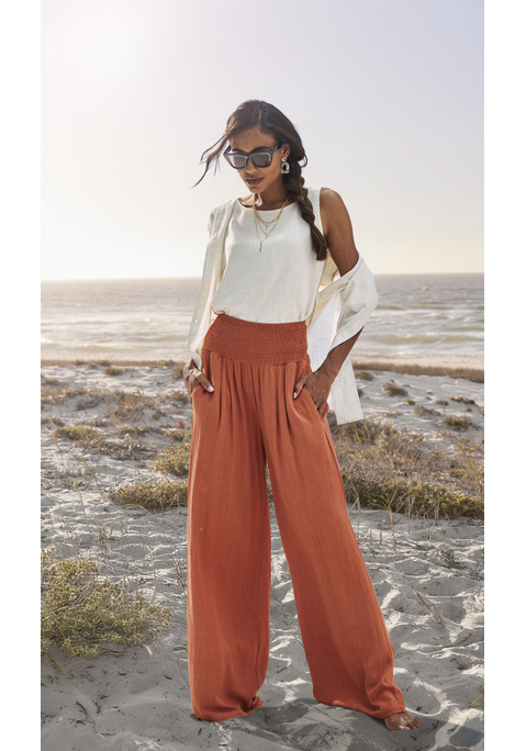 Bild: Leinenhose von French Connection: Strukturierte Leinenhose von French Connection. Highlight: der elastische, geraffte Bund. Weit geschnittene Passform. Ideal für den Basic-Look im Alltag und auch als Homewear. Schön zu engen Oberteilen. Weich fließende Viskose mit Leinenanteil.