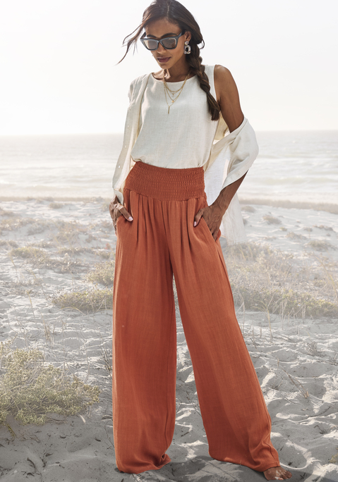 Bild: Leinenhose von French Connection: Strukturierte Leinenhose von French Connection. Highlight: der elastische, geraffte Bund. Weit geschnittene Passform. Ideal für den Basic-Look im Alltag und auch als Homewear. Schön zu engen Oberteilen. Weich fließende Viskose mit Leinenanteil.