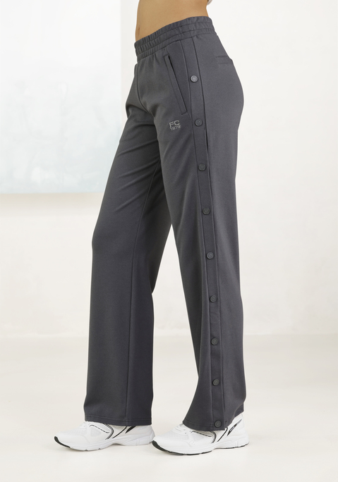Bild: Loungepants von French Connection: Bequeme Loungehose von French Connection mit elastischem Bund. Reißverschlusstaschen zum Verstauen von Kleinigkeiten. Druckknöpfe seitlich an den Beinen. Für Freizeit und Sport. Weiches, fließendes Material.