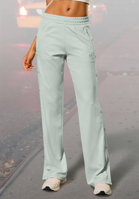 Bild: Loungepants von French Connection: Bequeme Loungehose von French Connection mit elastischem Bund. Reißverschlusstaschen zum Verstauen von Kleinigkeiten. Druckknöpfe seitlich an den Beinen. Für Freizeit und Sport. Weiches, fließendes Material.