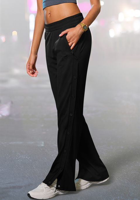 Bild: Loungepants von French Connection: Bequeme Loungehose von French Connection mit elastischem Bund. Reißverschlusstaschen zum Verstauen von Kleinigkeiten. Druckknöpfe seitlich an den Beinen. Für Freizeit und Sport. Weiches, fließendes Material.