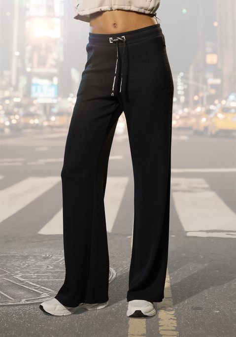 Bild: Loungepants von French Connection: Superkomfortable Loungehose von French Connection in Strickoptik. Elastischer Bund mit bedrucktem Bindeband und kleinem Logo. Weite Passform mit nahtfeinen Reißverschlusstaschen. Vielseitig kombinierbar. Weiche Qualität.