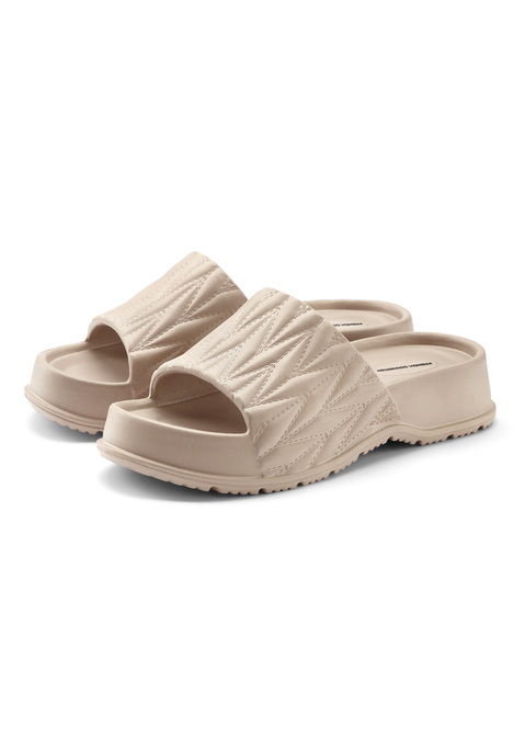 Bild: Badepantolette von French Connection: Pantolette aus wasserabweisendem Material von FRENCH CONNECTION. Hervorragend geeignet für Strand und Pool. Obermaterial, Futter, Decksohle und Laufsohle aus Synthetik.