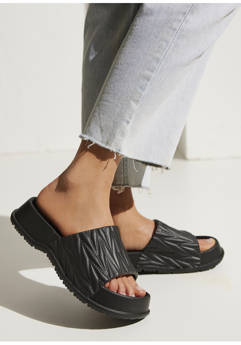 Bild: Pantolette von French Connection: Pantolette aus wasserabweisendem Material von FRENCH CONNECTION. Hervorragend geeignet für Strand und Pool. Obermaterial, Futter, Decksohle und Laufsohle aus Synthetik.