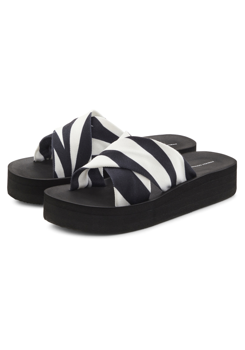 Bild: Pantolette von French Connection: Pantolette mit wasserabweisender Sohle VEGAN von FRENCH CONNECTION. Hervorragend geeignet für Strand und Pool. Obermaterial und Futter aus Textil. Decksohle und Laufsohle aus Synthetik.