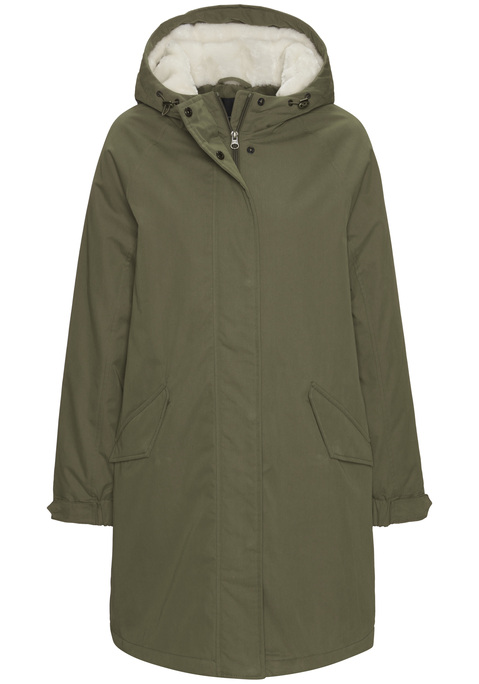 Bild: Parka von French Connection: <h3>Leichter ,wattierter Parka für stilbewusste Frauen</h3>
<p>
Der Parka von <strong>French Connection</strong> vereint Funktionalität mit modernem Design und ist der perfekte Begleiter für kalte Tage. Mit seinem leichten Wattierungsgrad und dem verstellbaren Taillentunnelzug überzeugt dieses Modell durch seine individuelle Anpassungsfähigkeit und einen lässigen Look. Die Kapuze, die mit einem kontrastierenden Teddyplüsch-Futter ausgestattet ist, bietet zusätzlichen Komfort und Wärme, während die Pattentaschen und die Innentasche mit Reißverschluss praktische Lösungen für die Aufbewahrung kleinerer Gegenstände bieten.
</p>

<h4>Details und Mehrwerte des Parkas</h4>
<p>
Dieser Mantel ist nicht nur ein modisches Statement, sondern auch äußerst praktisch. Mit einem 2-Wege-Reißverschluss ausgestattet, ermöglicht er verschiedene Tragemöglichkeiten und maximalen Komfort. Der lockere Schnitt sorgt für eine bequeme Passform, die ein angenehmes Tragegefühl garantiert. Zudem ist der Parka pflegeleicht und kann problemlos in der Maschine gewaschen werden, was ihn zu einem unkomplizierten Begleiter im Alltag macht.
</p>

<h4>Outfit-Tipps und Trageanlässe</h4>
<p>
Der <strong>French Connection</strong>-Parka ist vielseitig kombinierbar und eignet sich hervorragend für verschiedene Anlässe. Ob beim Stadtbummel, beim Treffen mit Freunden oder für entspannte Outdoor-Aktivitäten – dieser Parka passt immer. Für einen lässigen Streetwear-Look kann er hervorragend mit Sneakers und Jeans kombiniert werden. Ergänzt mit einem stylischen Schal und einer bequemen Mütze, ist das Outfit perfekt für die Übergangszeit. Auch für sportliche Aktivitäten im Freien oder beim Training im Gym ist diese Jacke eine ausgezeichnete Wahl.
</p>

<strong>Investieren in Stil und Komfort – der Parka von <strong>French Connection</strong> ist perfekt für jede Gelegenheit!</strong>