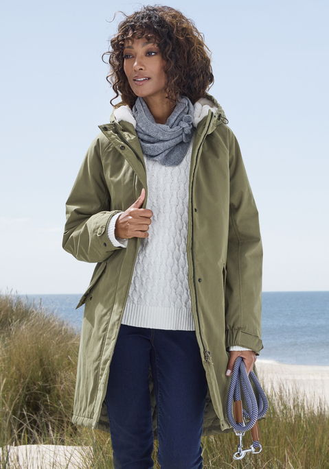 Bild: Parka von French Connection: <h3>Leichter ,wattierter Parka für stilbewusste Frauen</h3>
<p>
Der Parka von <strong>French Connection</strong> vereint Funktionalität mit modernem Design und ist der perfekte Begleiter für kalte Tage. Mit seinem leichten Wattierungsgrad und dem verstellbaren Taillentunnelzug überzeugt dieses Modell durch seine individuelle Anpassungsfähigkeit und einen lässigen Look. Die Kapuze, die mit einem kontrastierenden Teddyplüsch-Futter ausgestattet ist, bietet zusätzlichen Komfort und Wärme, während die Pattentaschen und die Innentasche mit Reißverschluss praktische Lösungen für die Aufbewahrung kleinerer Gegenstände bieten.
</p>

<h4>Details und Mehrwerte des Parkas</h4>
<p>
Dieser Mantel ist nicht nur ein modisches Statement, sondern auch äußerst praktisch. Mit einem 2-Wege-Reißverschluss ausgestattet, ermöglicht er verschiedene Tragemöglichkeiten und maximalen Komfort. Der lockere Schnitt sorgt für eine bequeme Passform, die ein angenehmes Tragegefühl garantiert. Zudem ist der Parka pflegeleicht und kann problemlos in der Maschine gewaschen werden, was ihn zu einem unkomplizierten Begleiter im Alltag macht.
</p>

<h4>Outfit-Tipps und Trageanlässe</h4>
<p>
Der <strong>French Connection</strong>-Parka ist vielseitig kombinierbar und eignet sich hervorragend für verschiedene Anlässe. Ob beim Stadtbummel, beim Treffen mit Freunden oder für entspannte Outdoor-Aktivitäten – dieser Parka passt immer. Für einen lässigen Streetwear-Look kann er hervorragend mit Sneakers und Jeans kombiniert werden. Ergänzt mit einem stylischen Schal und einer bequemen Mütze, ist das Outfit perfekt für die Übergangszeit. Auch für sportliche Aktivitäten im Freien oder beim Training im Gym ist diese Jacke eine ausgezeichnete Wahl.
</p>

<strong>Investieren in Stil und Komfort – der Parka von <strong>French Connection</strong> ist perfekt für jede Gelegenheit!</strong>