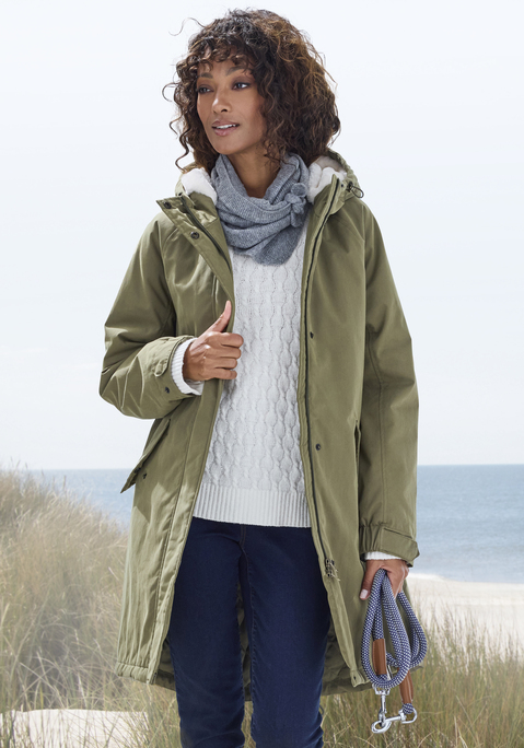 Bild: Parka von French Connection: <h3>Leichter ,wattierter Parka für stilbewusste Frauen</h3>
<p>
Der Parka von <strong>French Connection</strong> vereint Funktionalität mit modernem Design und ist der perfekte Begleiter für kalte Tage. Mit seinem leichten Wattierungsgrad und dem verstellbaren Taillentunnelzug überzeugt dieses Modell durch seine individuelle Anpassungsfähigkeit und einen lässigen Look. Die Kapuze, die mit einem kontrastierenden Teddyplüsch-Futter ausgestattet ist, bietet zusätzlichen Komfort und Wärme, während die Pattentaschen und die Innentasche mit Reißverschluss praktische Lösungen für die Aufbewahrung kleinerer Gegenstände bieten.
</p>

<h4>Details und Mehrwerte des Parkas</h4>
<p>
Dieser Mantel ist nicht nur ein modisches Statement, sondern auch äußerst praktisch. Mit einem 2-Wege-Reißverschluss ausgestattet, ermöglicht er verschiedene Tragemöglichkeiten und maximalen Komfort. Der lockere Schnitt sorgt für eine bequeme Passform, die ein angenehmes Tragegefühl garantiert. Zudem ist der Parka pflegeleicht und kann problemlos in der Maschine gewaschen werden, was ihn zu einem unkomplizierten Begleiter im Alltag macht.
</p>

<h4>Outfit-Tipps und Trageanlässe</h4>
<p>
Der <strong>French Connection</strong>-Parka ist vielseitig kombinierbar und eignet sich hervorragend für verschiedene Anlässe. Ob beim Stadtbummel, beim Treffen mit Freunden oder für entspannte Outdoor-Aktivitäten – dieser Parka passt immer. Für einen lässigen Streetwear-Look kann er hervorragend mit Sneakers und Jeans kombiniert werden. Ergänzt mit einem stylischen Schal und einer bequemen Mütze, ist das Outfit perfekt für die Übergangszeit. Auch für sportliche Aktivitäten im Freien oder beim Training im Gym ist diese Jacke eine ausgezeichnete Wahl.
</p>

<strong>Investieren in Stil und Komfort – der Parka von <strong>French Connection</strong> ist perfekt für jede Gelegenheit!</strong>