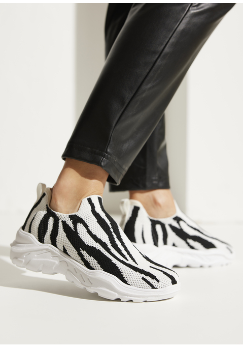 Bild: Sneaker von French Connection: Sneaker von French Connection im modischen Animalmuster. Gepolsterte Fersenkappe. Herausnehmbare Innensohle, für lose Einlagen geeignet. Passt gut zu langen und kurzen Hosen in der Freizeit oder im Urlaub. Weiches Textilobermaterial.