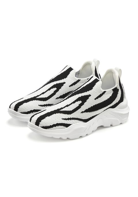 Bild: Sneaker von French Connection: Sneaker von French Connection im modischen Animalmuster. Gepolsterte Fersenkappe. Herausnehmbare Innensohle, für lose Einlagen geeignet. Passt gut zu langen und kurzen Hosen in der Freizeit oder im Urlaub. Weiches Textilobermaterial.