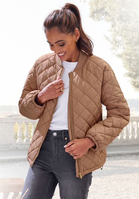 Bild: Steppjacke von French Connection: Modische Steppjacke von French Connection. Mit geripptem Stehkragen. Lange Ärmel mit weit geschnittenen Schultern und drapierter Saum mit Gummizug für einen modernen Fit. Goldfarbener Reißverschluss im Vorderteil sowie Weblabel an der linken Seite. Wärmendes Material.