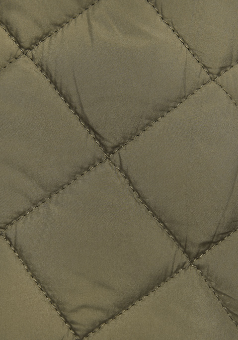 Bild: Steppjacke von French Connection: Modische Steppjacke von French Connection. Mit geripptem Stehkragen. Lange Ärmel mit weit geschnittenen Schultern und drapierter Saum mit Gummizug für einen modernen Fit. Goldfarbener Reißverschluss im Vorderteil sowie Weblabel an der linken Seite. Wärmendes Material.