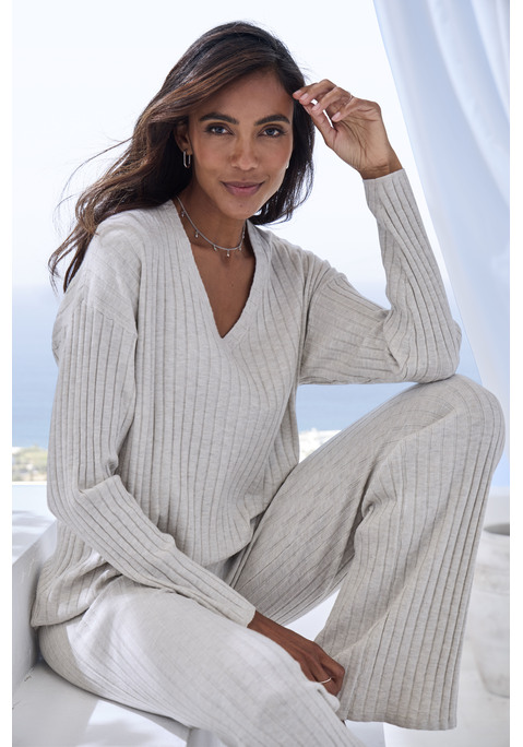 Bild: Strickpullover von French Connection: Bequemer Oversized-Strickpullover von French Connection mit V-Ausschnitt. Lange Ärmel, lockere Passform. Für gemütliche Tage und lässige Looks. Hochwertiges Material.
